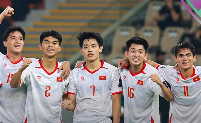 Sân cỏ với trái bóng và đèn sân vận động, biểu tượng cho cá cược bóng đá tại nn88 đăng nhập.